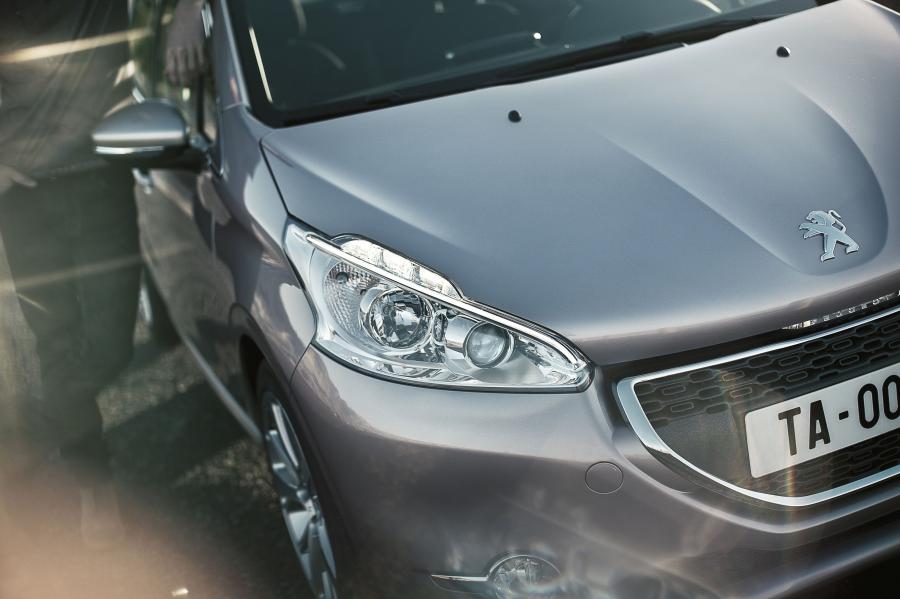  Peugeot 208 Ice Velvet 2012 года  (фото 14 из 33)
